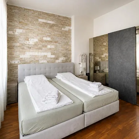 Apartment Private With Theater In Oberkassel